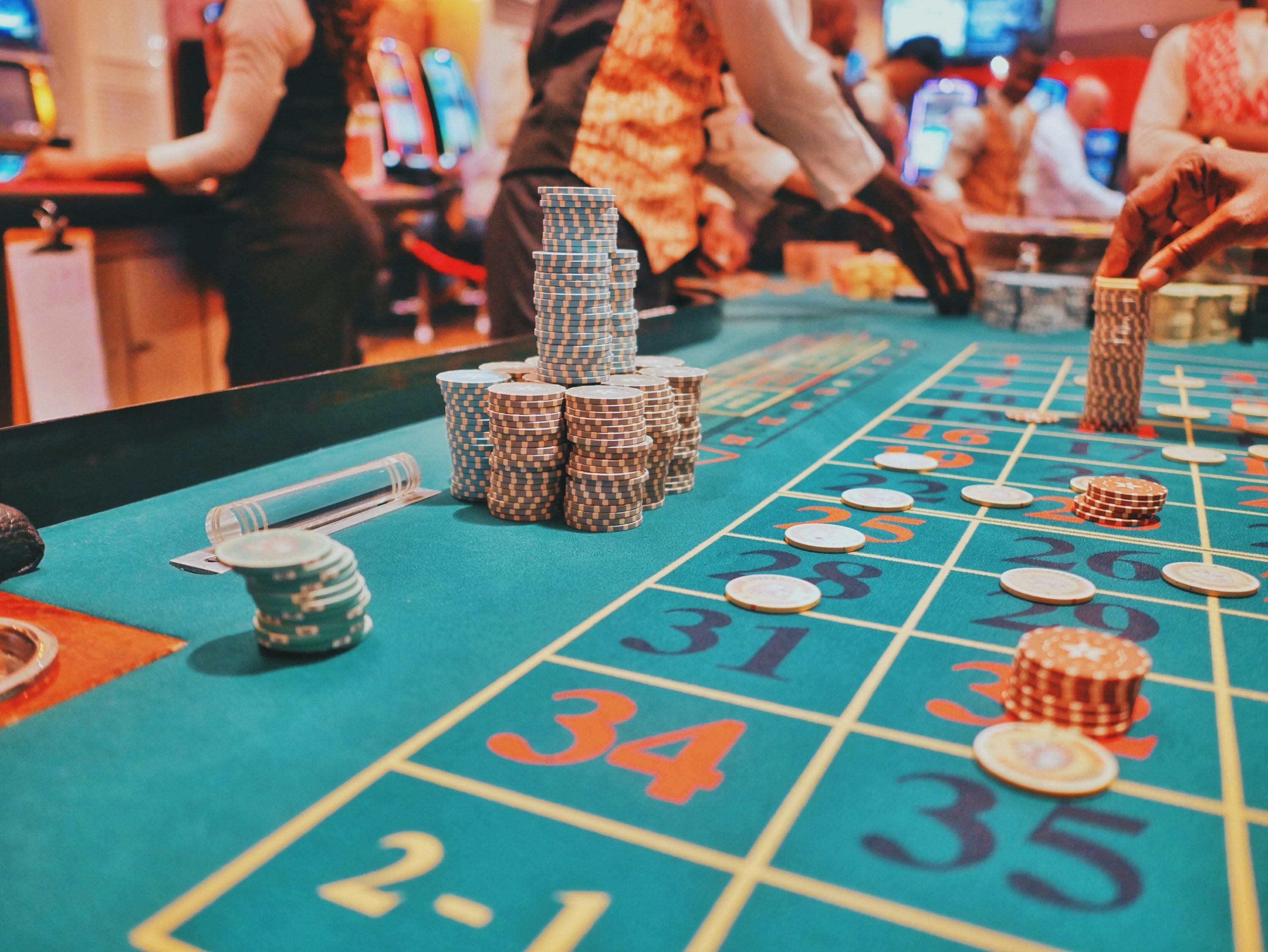 Tampilan aplikasi anc33 di smartphone Android dengan menu utama Live Casino dan slot